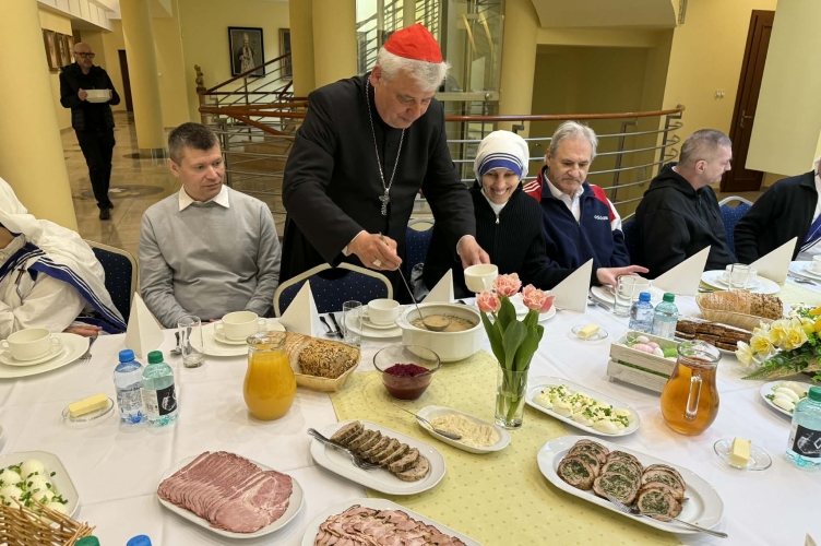 Kard. Krajewski zaprosił podopiecznych Sióstr Matki Teresy z Kalkuty na śniadanie wielkanocne
