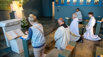 Kard. Krajewski: istotą adoracji jest nie widzieć siebie, ale widzieć Boga!
