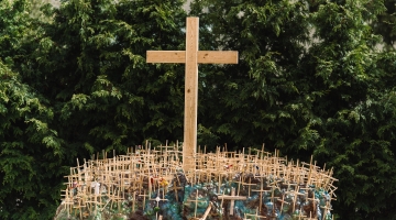 Łódź: Góra krzyży przy parafii Świętej Rodziny