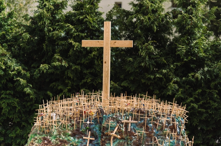 Łódź: Góra krzyży przy parafii Świętej Rodziny