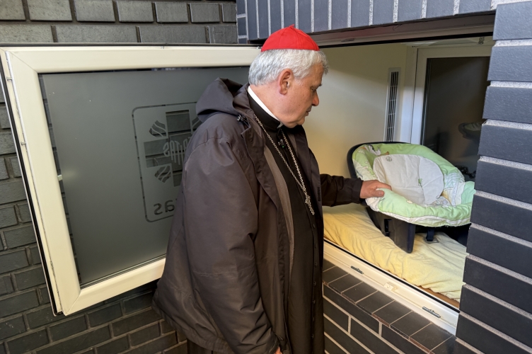 Kard. Krajewski przy Oknie Życia: te dzieci będą błogosławieństwem dla naszego miasta!