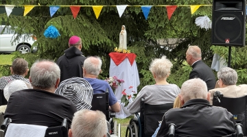 Bp Kleszcz: Maryja jest z nami zawsze i nam pomaga! - Majowe w największym Domu Pomocy Społecznej w Polsce