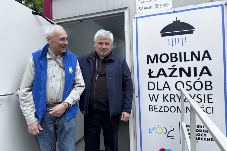 Kardynał Konrad Krajewski odwiedził łaźnie prowadzone przez Centrum Służby Rodzinie
