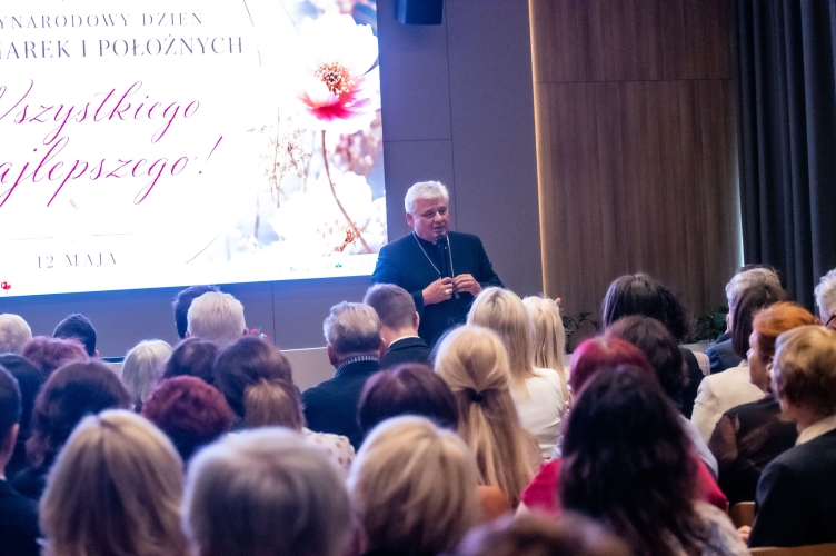 Kard. Krajewski do pielęgniarek i położnych: Stanisława Leszczyńska to piękna Polka, niesamowita Matka i nieprzeciętna Położna!