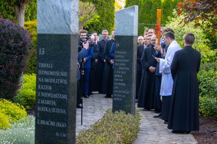 W świetle Zmartwychwstałego – Droga Światła w ogrodach łódzkiego seminarium