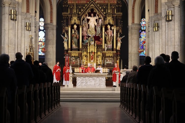 „Czy przez mój sposób życia inni stają się lepsi?” | czwartkowa Eucharystia w łódzkiej Katedrze