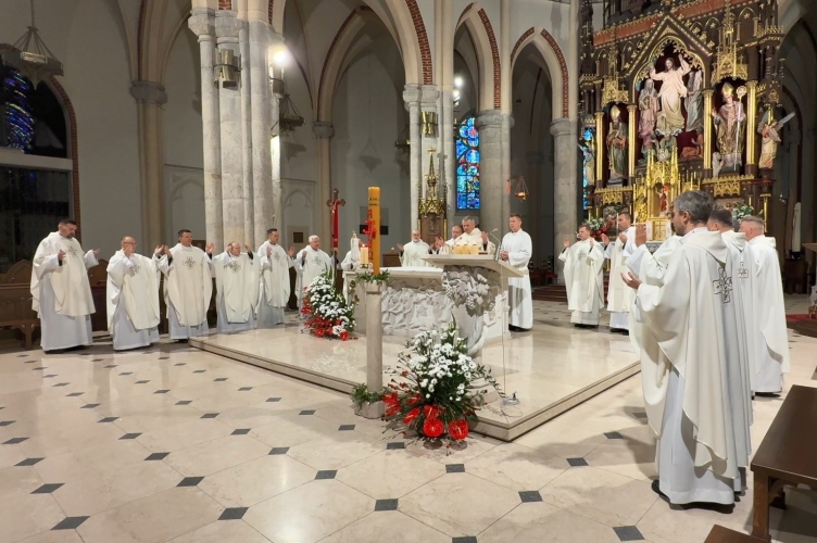 Bp Wołkowicz podczas czwartkowej Eucharystii: czy wierzę, że siła i światło jest w miłości wzajemnej?