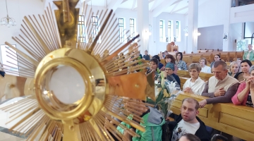 Piotrków Trybunalski: Doba Eucharystyczna w parafii Miłosierdzia Bożego