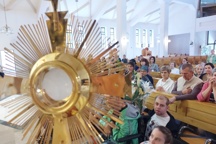 Piotrków Trybunalski: Doba Eucharystyczna w parafii Miłosierdzia Bożego