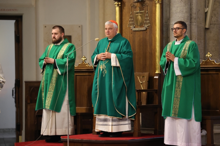 „Drodzy księża, posyłam was dzisiaj w imieniu Jezusa…” – Msza św. posłania w łódzkiej katedrze