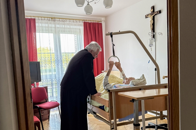 Gdy kardynał całuje w rękę umierającego - najstarszego kapłana Kościoła Łódzkiego