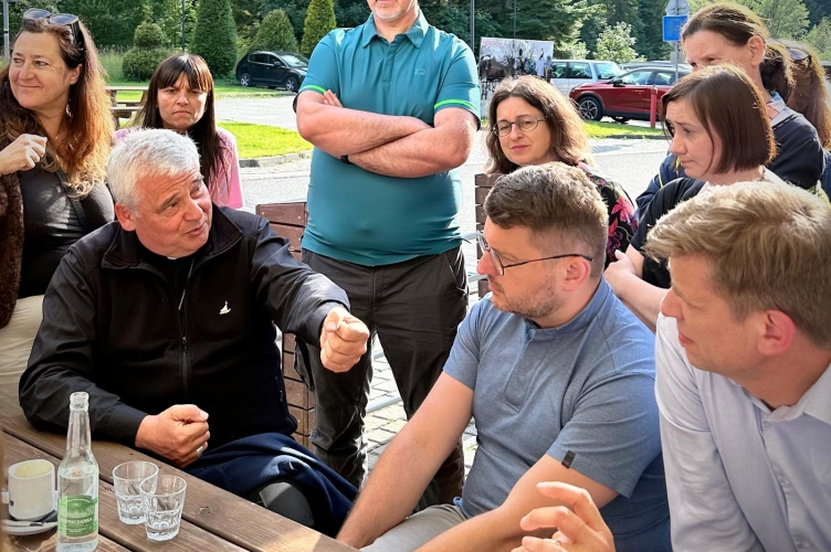 „Nowa obecność w świecie” – wakacje Comunione e Liberazione z udziałem kard. Konrada Krajewskiego