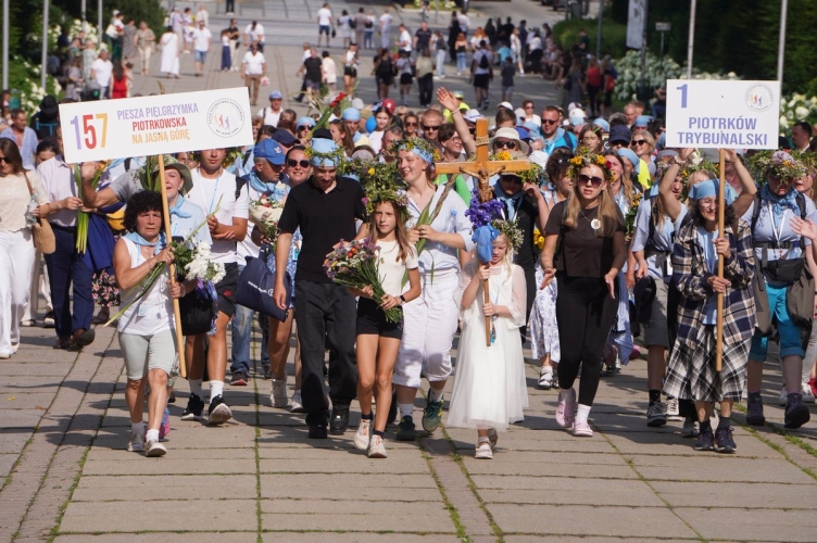 Piotrkowianie u tronu Matki Bożej