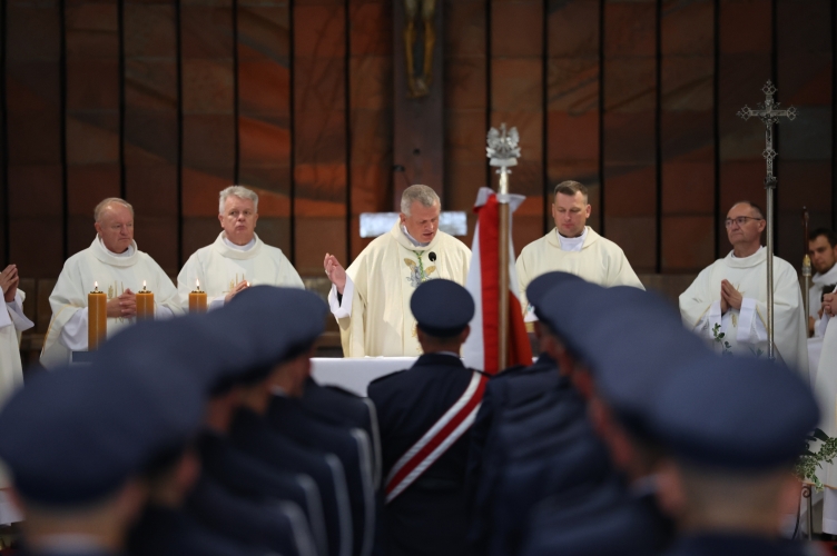 Bp Wołkowicz do policjantów: siłą służby jest pokora i wierność dobru