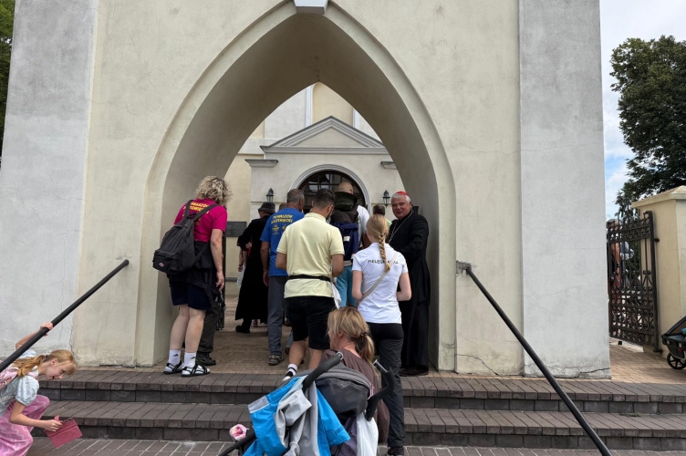 „Nie wystarczy wiara, trzeba jeszcze ufać”. Kard. Krajewski do pątników z Tomaszowa
