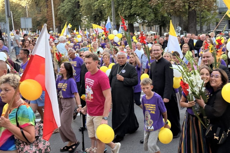 Wyszliśmy jako sąsiedzi, wróciliśmy jako bracia - 210. Piesza Pielgrzymka Tomaszowska zakończona
