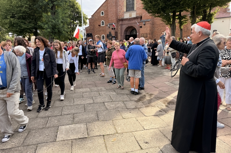 Kard. Krajewski: Podajcie rękę Maryi! - Pabianiczanie wyruszyli na Jasną Górę