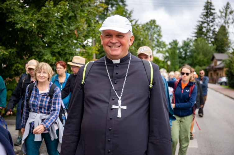 Biskup Zbigniew Wołkowicz: w plecaku niosę intencję o nowe powołania - wywiad pielgrzymkowy