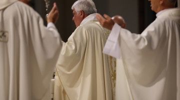 Kard. Krajewski: „Postawić Go w centrum dnia” | czwartkowa Eucharystia w łódzkiej Katedrze