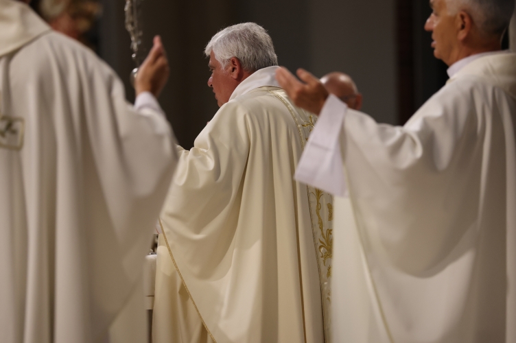Kard. Krajewski: „Postawić Go w centrum dnia” | czwartkowa Eucharystia w łódzkiej Katedrze