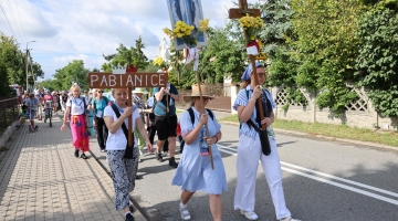 „Matka wiernego ludu” | Pielgrzymi z Pabianic zmierzają do Niepokalanowa