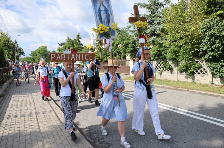 „Matka wiernego ludu” | Pielgrzymi z Pabianic zmierzają do Niepokalanowa