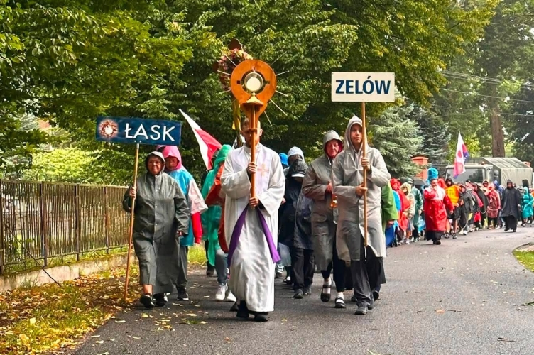 Z Jezusem w drogę. 46. Piesza Pielgrzymka Ziemi Łaskiej zmierza na Jasną Górę