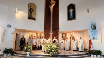 Bp Pękalski: Nie ustawajcie czynić waszą parafię wspólnotą uczniów i misjonarzy! – 30-lecie parafii św. Faustyny w Łodzi
