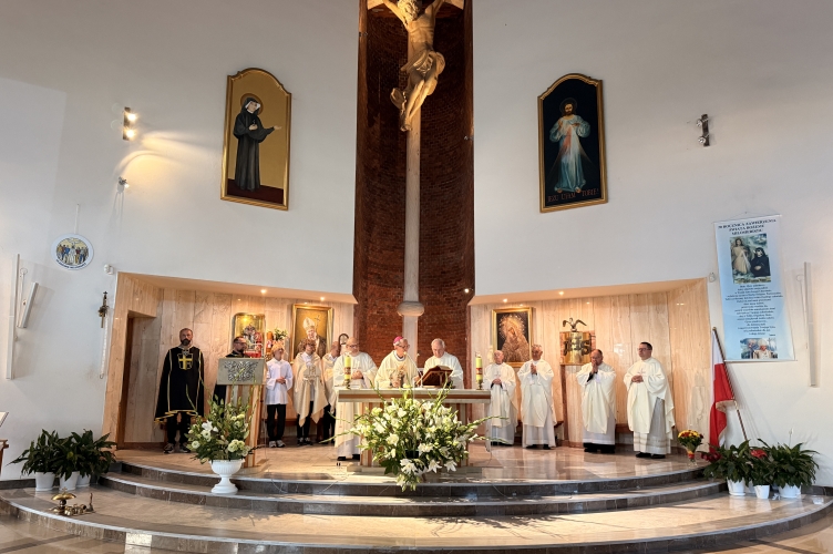 Bp Pękalski: Nie ustawajcie czynić waszą parafię wspólnotą uczniów i misjonarzy! – 30-lecie parafii św. Faustyny w Łodzi