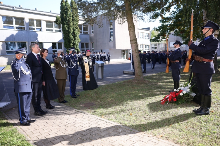„Walczcie o człowieka” | Bp Piotr Kleszcz podczas uroczystości łódzkiego garnizonu Policji