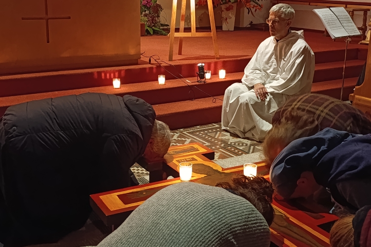 Wtorkowa modlitwa Taizé w starym kościele na Złotnie