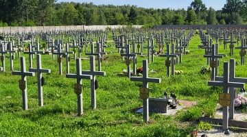 Każdy człowiek zasługuje na godne upamiętnienie - rozmowa o łódzkim cmentarzu dla osób samotnych i bezdomnych
