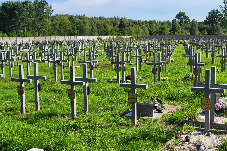 Każdy człowiek zasługuje na godne upamiętnienie - rozmowa o łódzkim cmentarzu dla osób samotnych i bezdomnych