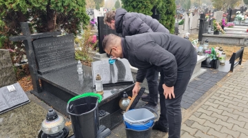 Pamiętają o tych, którzy służyli Kościołowi. Klerycy porządkują groby kapłanów