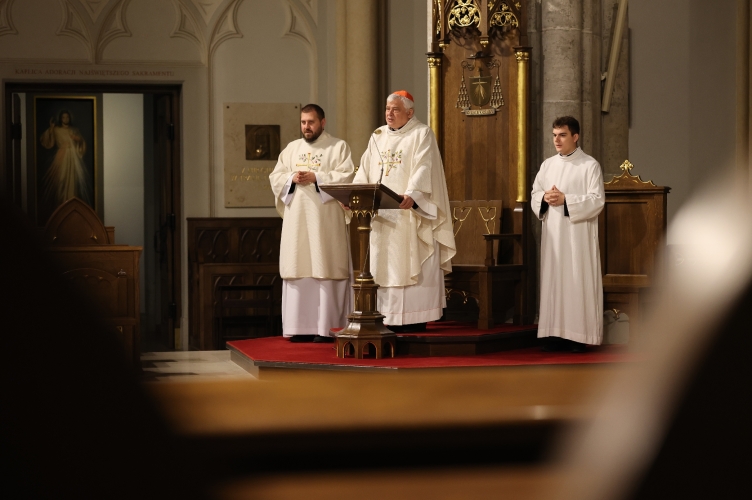 Kard. Krajewski: idźcie i przez cały dzień nieście pokój, którego świat dać nie może | Czwartkowa Eucharystia w łódzkiej Katedrze