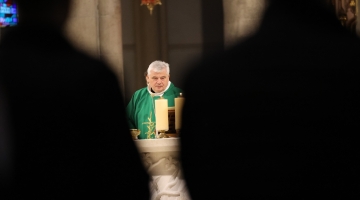 Kard. Krajewski: przy każdej sposobności głoście pokój, bądźcie pokojem | Czwartkowa Eucharystia w łódzkiej Katedrze