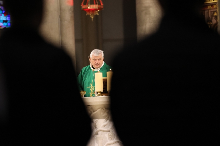 Kard. Krajewski: przy każdej sposobności głoście pokój, bądźcie pokojem | Czwartkowa Eucharystia w łódzkiej Katedrze