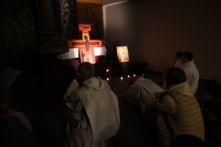 „Czego szukacie?” – wieczór modlitwy Taizé w Łodzi z udziałem brata Matthew
